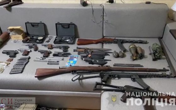 Житель Малиновского района оборудовал у себя дома оружейный склад (фото, видео) «фото»