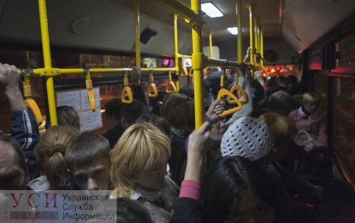 Общественный транспорт в условиях карантина: в Одессе все также забиты маршрутки и электрички (видео) «фото»