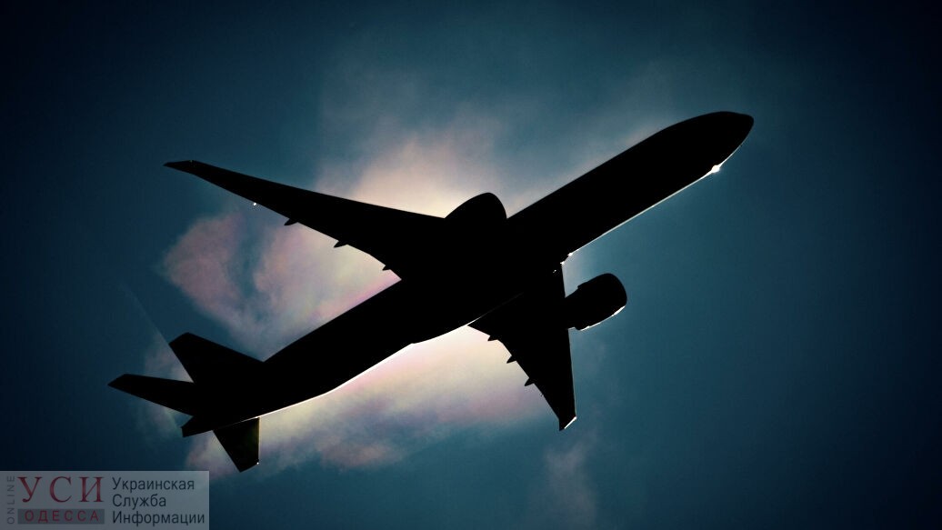 Спустя 12 дней: ищут пассажиров, которые летели одним рейсом с заболевшим коронавирусом одесситом «фото»