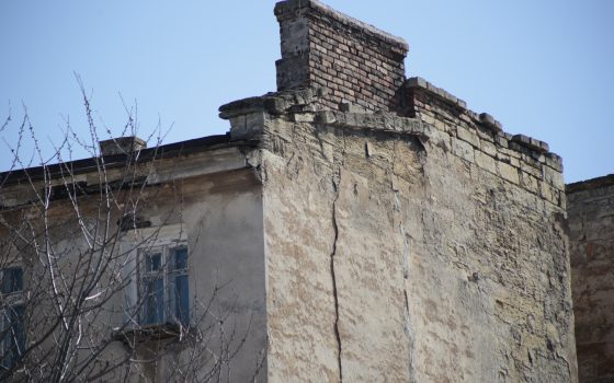 Дом в центре Одессы дал трещину: жильцы винят соседнюю стройку Смоляра (фото) «фото»