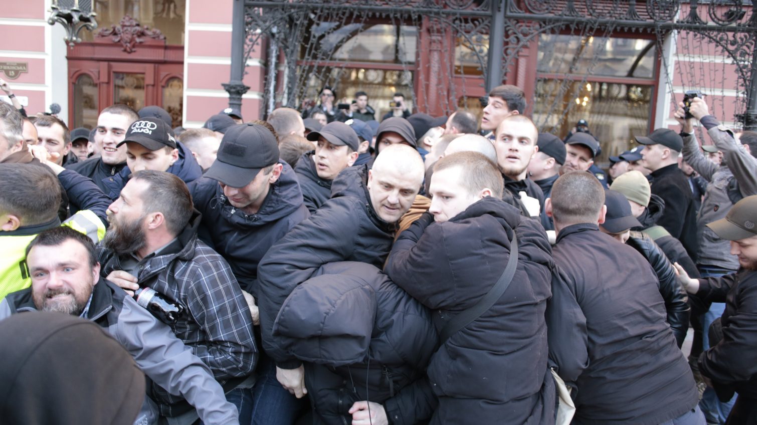 Драка у гостиницы “Бристоль”: полиция составила админпротокол на одного из активистов (фото) «фото»