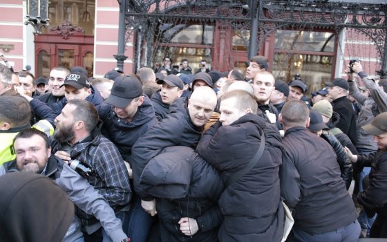 Драка у гостиницы “Бристоль”: полиция составила админпротокол на одного из активистов (фото) usionline.com Драка у гостиницы “Бристоль”: полиция составила админпротокол на одного из активистов (фото) «фото»