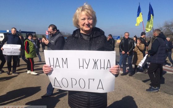 Местные жители перекрыли перекресток кишиневской трассы – требуют ремонта “огородной” дороги (фото) «фото»