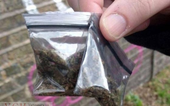 Как в трэш-кино: в Одессе рецидивиста посадили за то, что он украл наркотики и телефон у детей «фото»