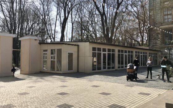 МАФы вместо детских площадок: Летний театр становится похожим на запланированный торговый центр (фоторепортаж) «фото»