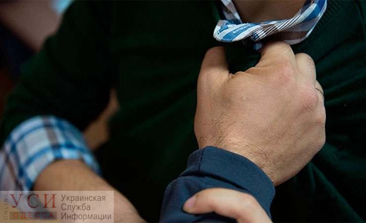 Разбил бутылку о голову встречного: в Одессе задержали участника массовой драки «фото»