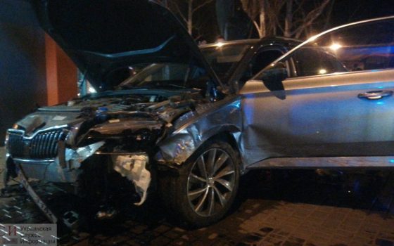 На 6-й станции Фонтана произошло столкновение – две машины всмятку (фото, видео) «фото»