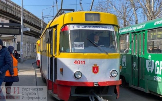 Снова новые правила: теперь в трамваях и троллейбусах можно занимать половину сидячих мест «фото»