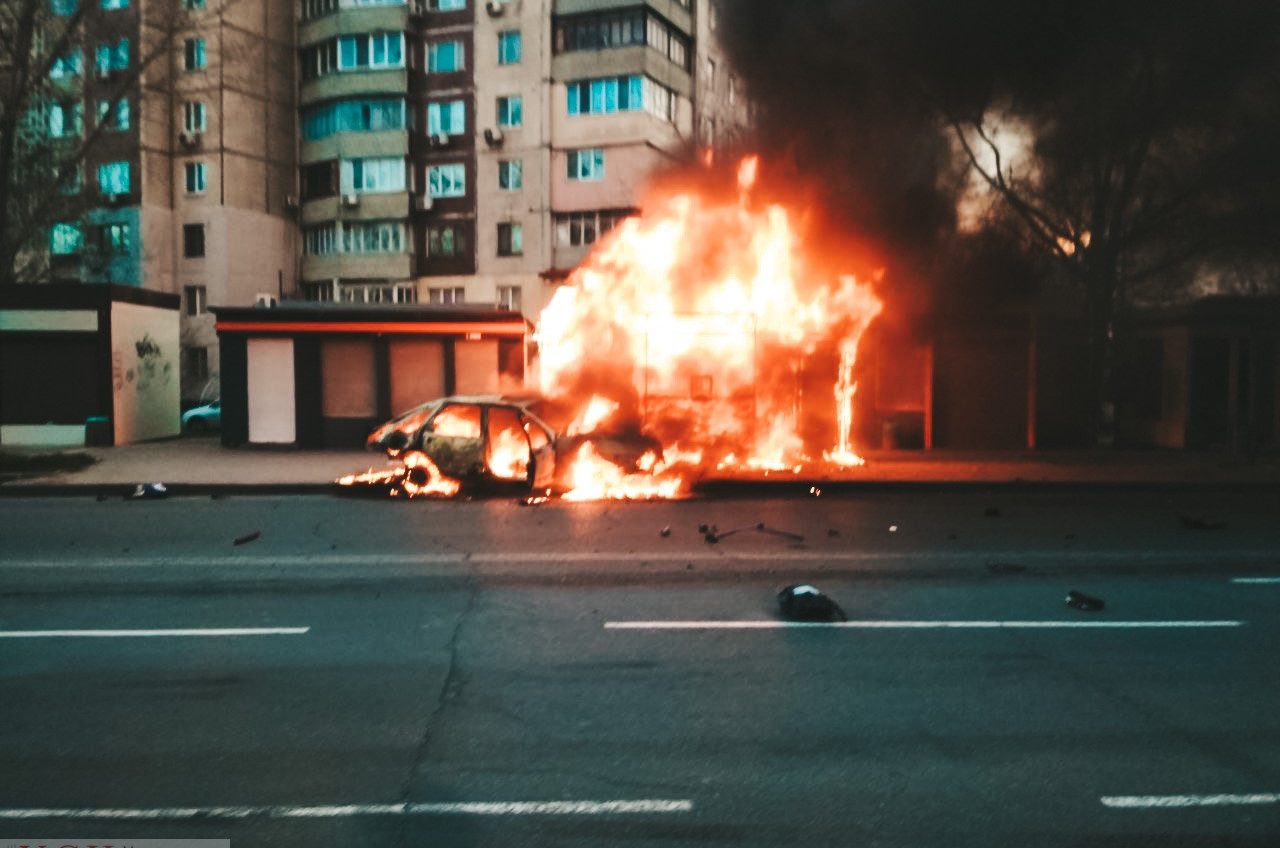 На Таирова утром из-за ДТП сгорели автомобиль и магазин на остановке (фото) ОБНОВЛЕНО «фото»