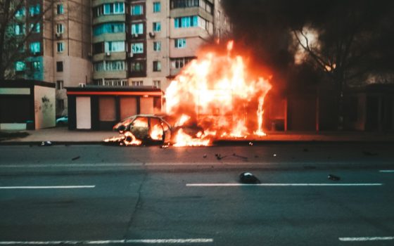 На Таирова утром из-за ДТП сгорели автомобиль и магазин на остановке (фото) ОБНОВЛЕНО «фото»