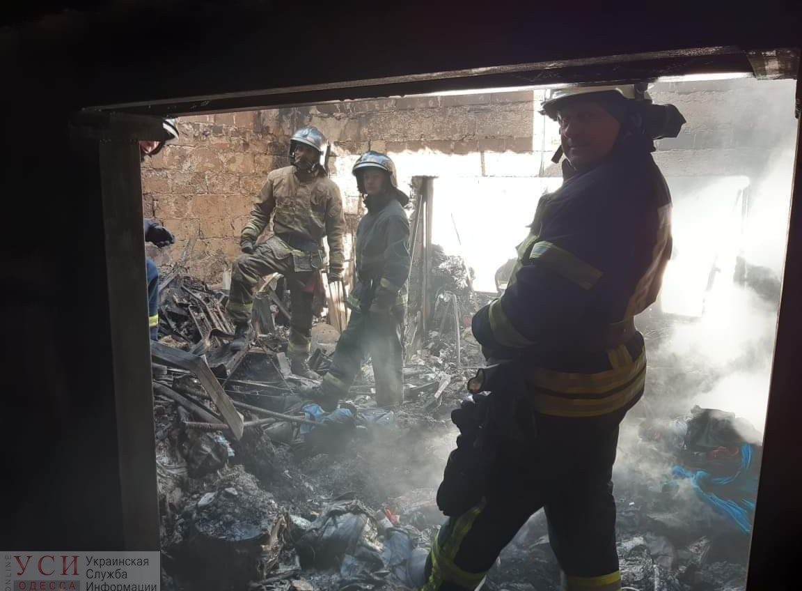 “Хлама – до потолка”, – пожарные с трудом смогли войти в сгоревшую квартиру (фото) «фото»