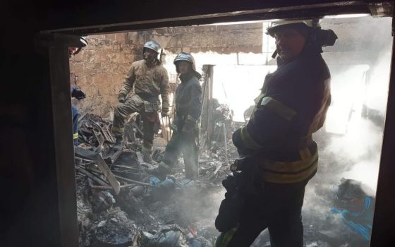 “Хлама – до потолка”, – пожарные с трудом смогли войти в сгоревшую квартиру (фото) «фото»