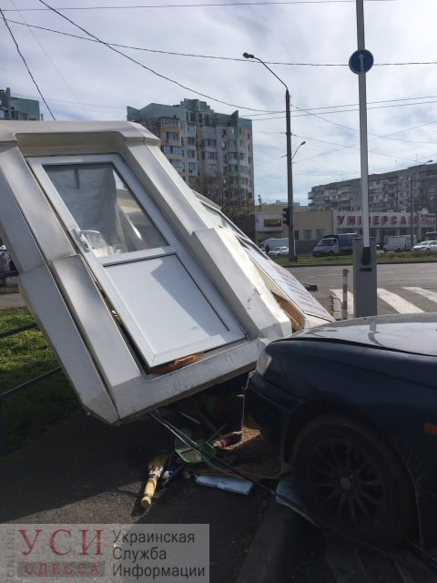 На Таирова водитель протаранила парковочную будку с диспетчером внутри – пострадавший в больнице (фото) «фото»