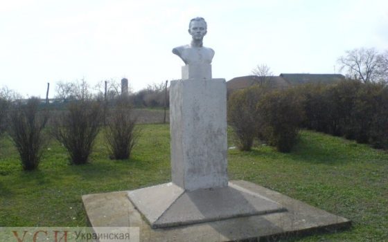 И их осталось трое: еще 2 памятника советскому вождю снесли в Одесской области (фото) «фото»