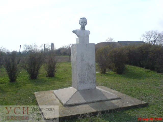 И их осталось трое: еще 2 памятника советскому вождю снесли в Одесской области (фото) «фото»