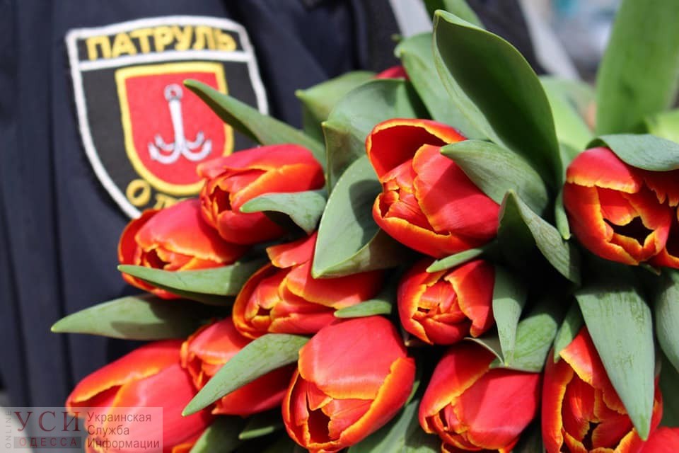 В Измаиле патрульные останавливали водителей-женщин и вместо штрафов дарили им цветы (фото) «фото»
