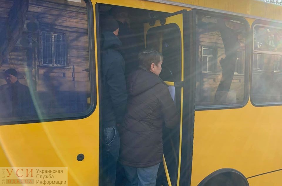 В общественный транспорт одесситов без масок не пускают, но маршрутки переполнены (фото) «фото»