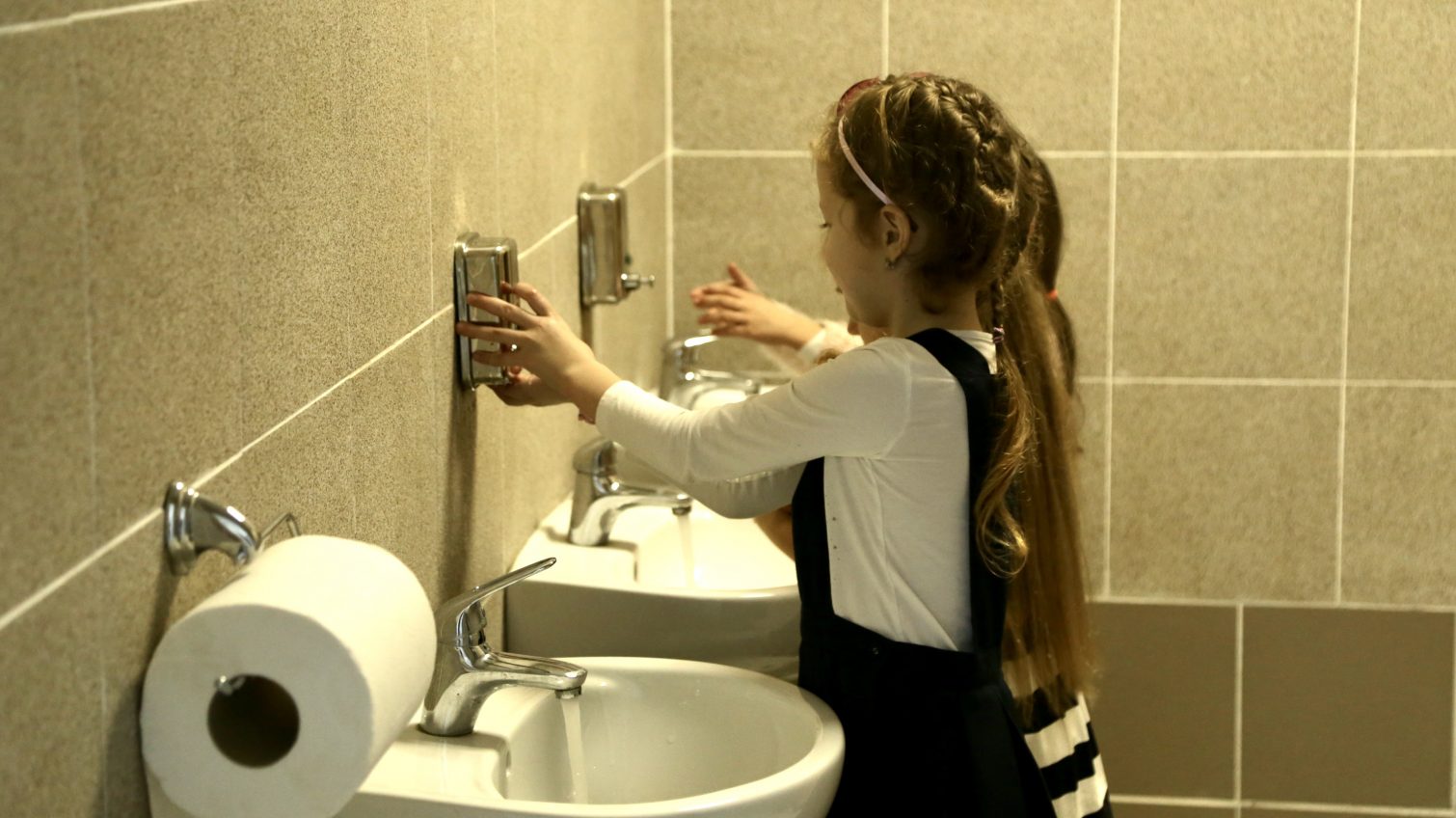 Обещали мыть после каждой перемены: в школах Одессы начали больше следить за чистотой в туалетах и столовых, но не везде (фото) «фото»