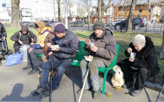 Из-за карантина городские власти закрыли в Одессе санпропускники и столовые для бездомных – помочь пытаются волонтеры (фото) «фото»