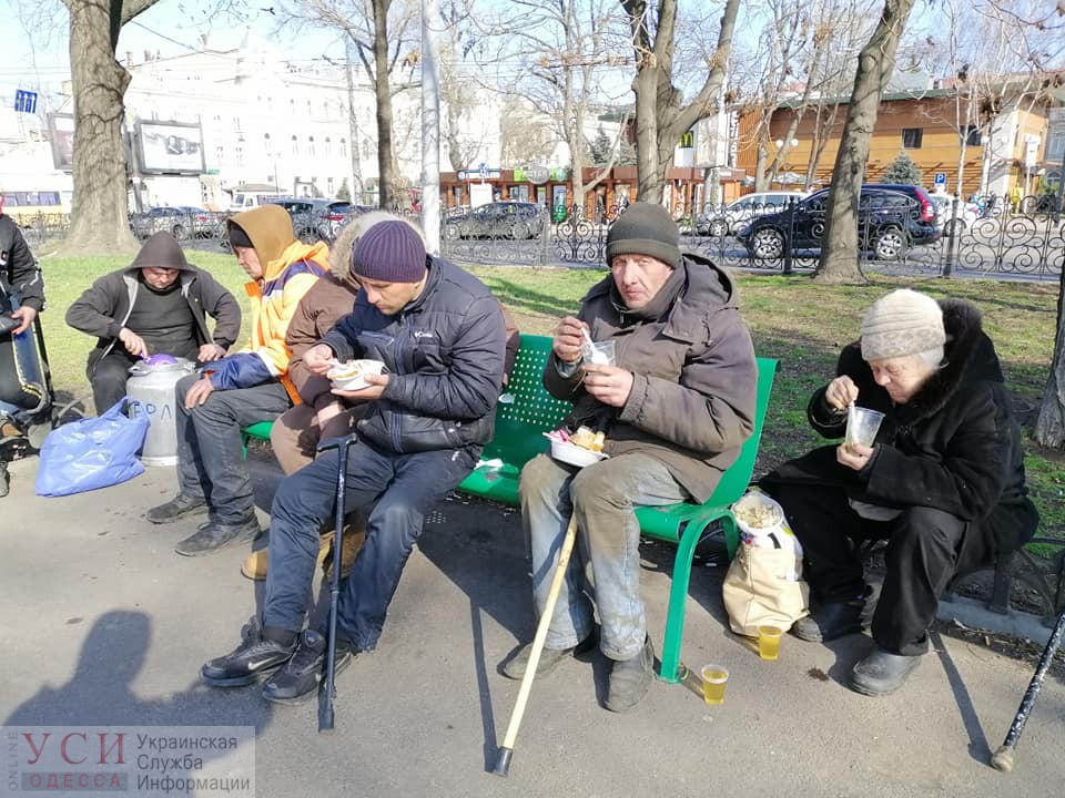 Из-за карантина городские власти закрыли в Одессе санпропускники и столовые для бездомных – помочь пытаются волонтеры (фото) «фото»
