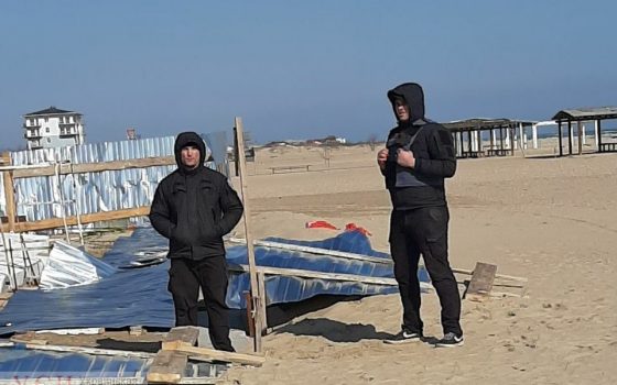 В Затоке общественники сносят стройку на песке, нескольким активистам забрызгали глаза из газового баллончика (фото, видео) usionline.com В Затоке общественники сносят стройку на песке, нескольким активистам забрызгали глаза из газового баллончика (фото, видео) «фото»