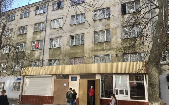 Гроб для горячей воды: одесские студенты протестуют против отключений тепла и воды в общежитиях (фото, видео) usionline.com Гроб для горячей воды: одесские студенты протестуют против отключений тепла и воды в общежитиях (фото, видео) «фото»