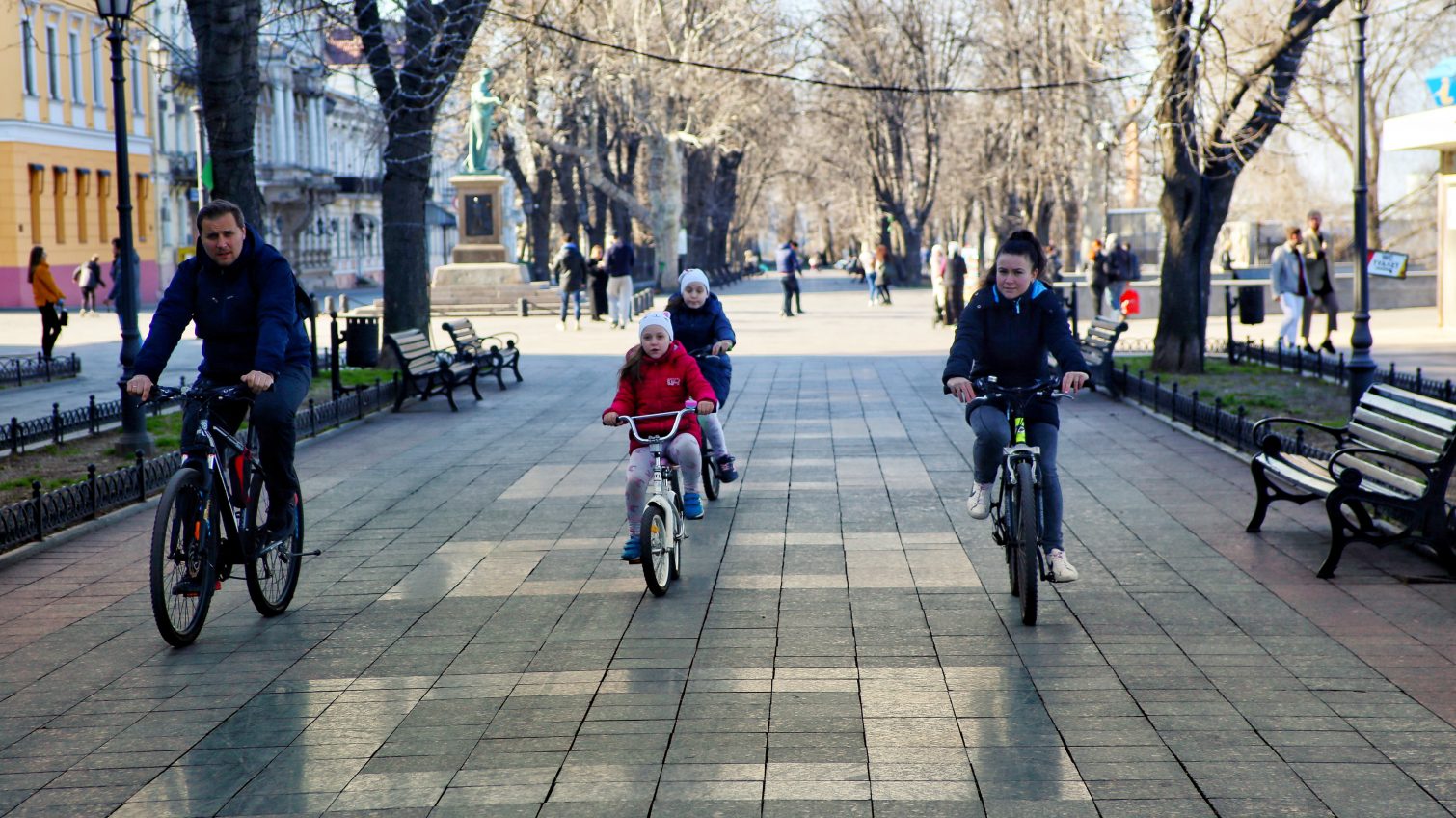Горожане не теряют времени зря: в центре Одессы много отдыхающих (фоторепортаж) «фото»