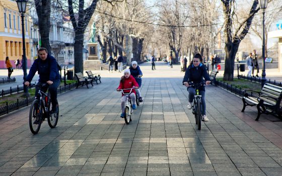 Горожане не теряют времени зря: в центре Одессы много отдыхающих (фоторепортаж) «фото»