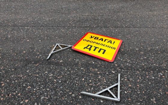 На трассе Одесса-Николаев фура легла на бок: ее объезжают по обочине (видео) «фото»