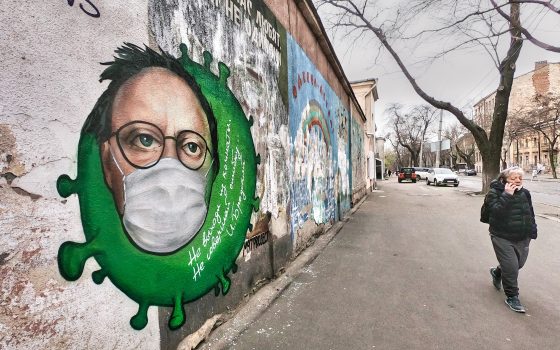 Не выходи из комнаты: в Одессе появился стрит-арт о самоизоляции (фотофакт) «фото»