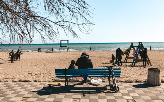 Одесситы не могут отказать себе в весенней прогулке у моря (фоторепортаж) «фото»