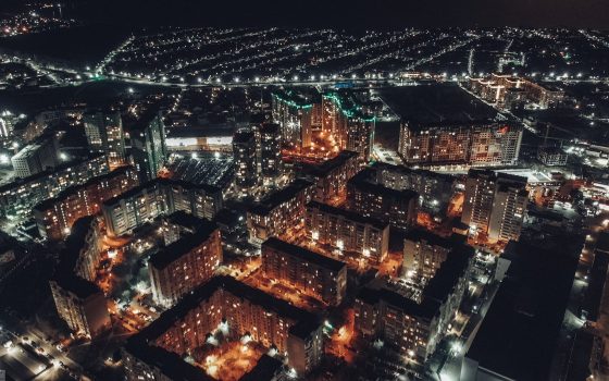 Пустые улицы, огни домов и перекрестков – полет над ночной Одессой (аэросъемка) «фото»