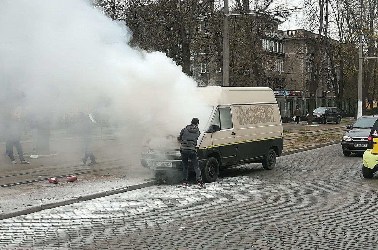 На Французском бульваре вспыхнул микроавтобус (фото, видео) «фото»
