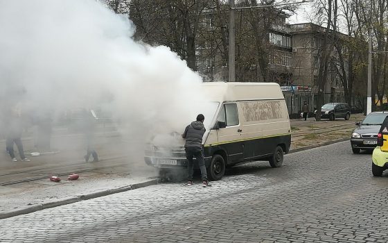 На Французском бульваре вспыхнул микроавтобус (фото, видео) usionline.com На Французском бульваре вспыхнул микроавтобус (фото, видео) «фото»