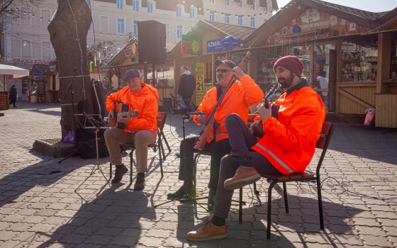 Цветы и песни на французском: на Дерибасовской коммунальщики и музыканты поздравляли женщин Одессы (видео, фото) «фото»