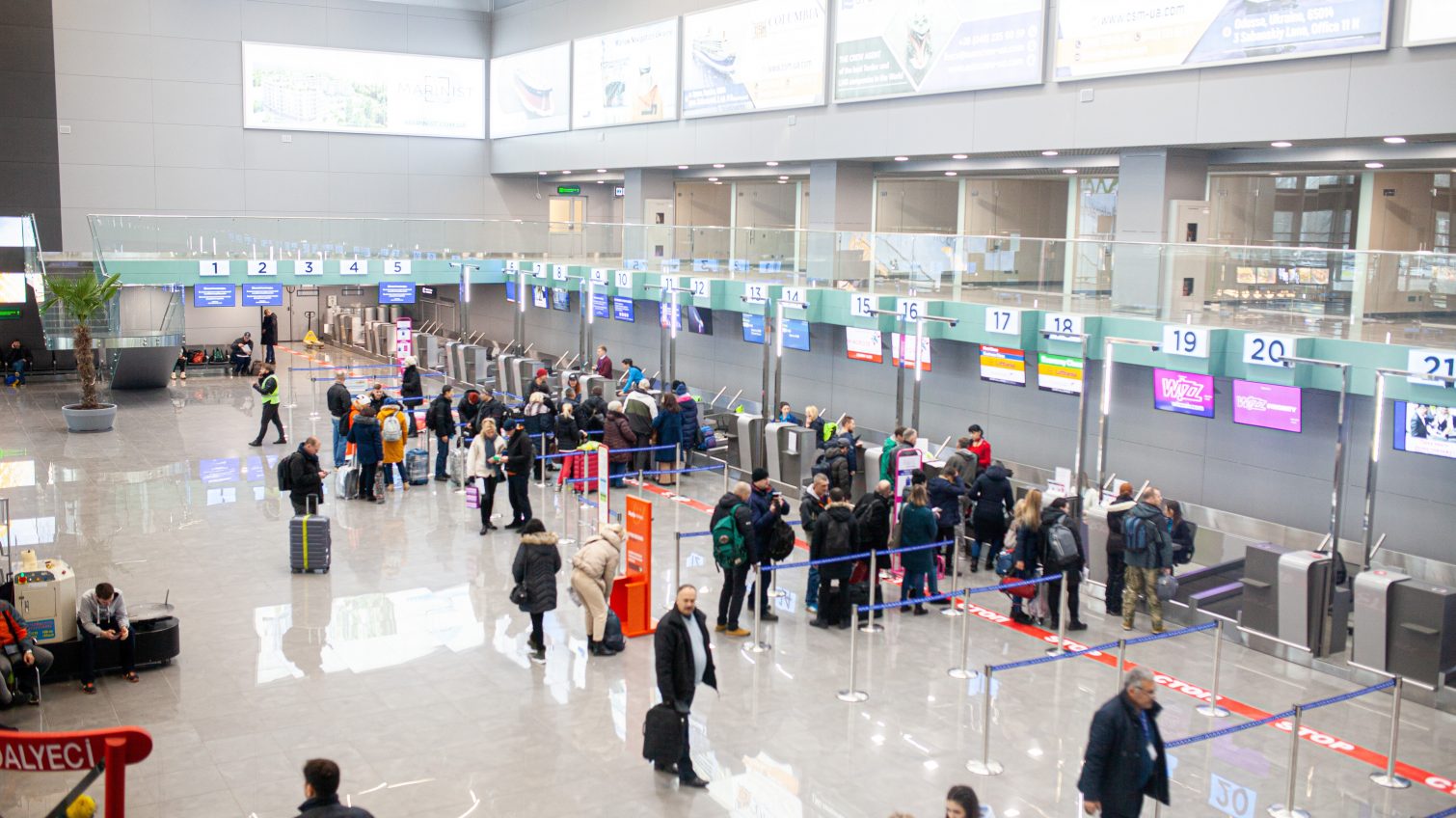 Одесский аэропорт работает, но рейсы по 6 направлениям отменены «фото»