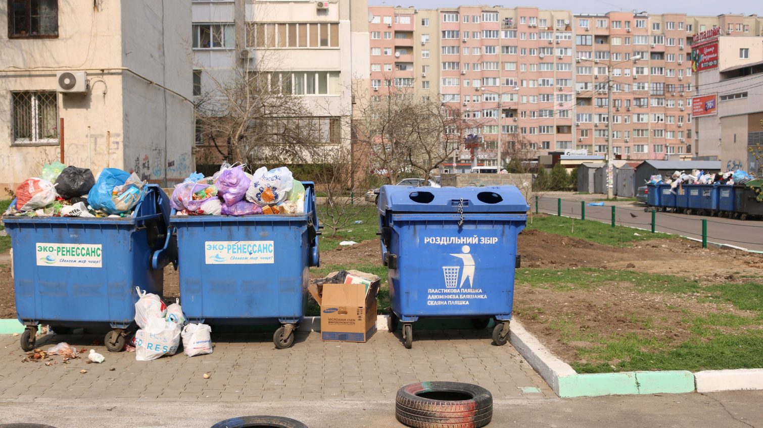 Стихийные свалки и переполненные контейнеры: мусор во дворах Суворовского района Одессы (фоторепортаж) «фото»