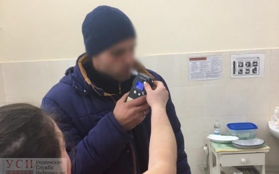 Под Одессой пьяный мотоциклист сбил 18-летнего парня и сбежал usionline.com Под Одессой пьяный мотоциклист сбил 18-летнего парня и сбежал «фото»