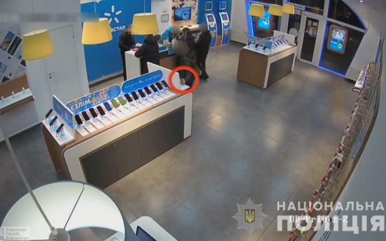 В Одесской области задержали “серийных” воров-гастролеров, которые крали гаджеты из магазинов мобильной связи (видео) «фото»