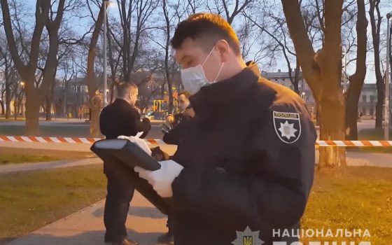 Нанес ножевые в шею и сбежал: иностранец убил одессита в Старосенном сквере (фото, видео) «фото»