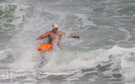Холодная весна в Аркадии: пустынные пляжи и одесситы-“моржи” (фоторепортаж) «фото»
