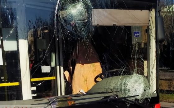 В Одессе несостоявшиеся пассажиры разбили 2 окна – в троллейбусе и трамвае ОБНОВЛЕНО «фото»