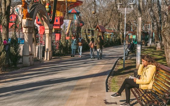 Весна в парке Горького: аттракционы закрыты, а одесситы читают книги на лавочках (фоторепортаж) «фото»