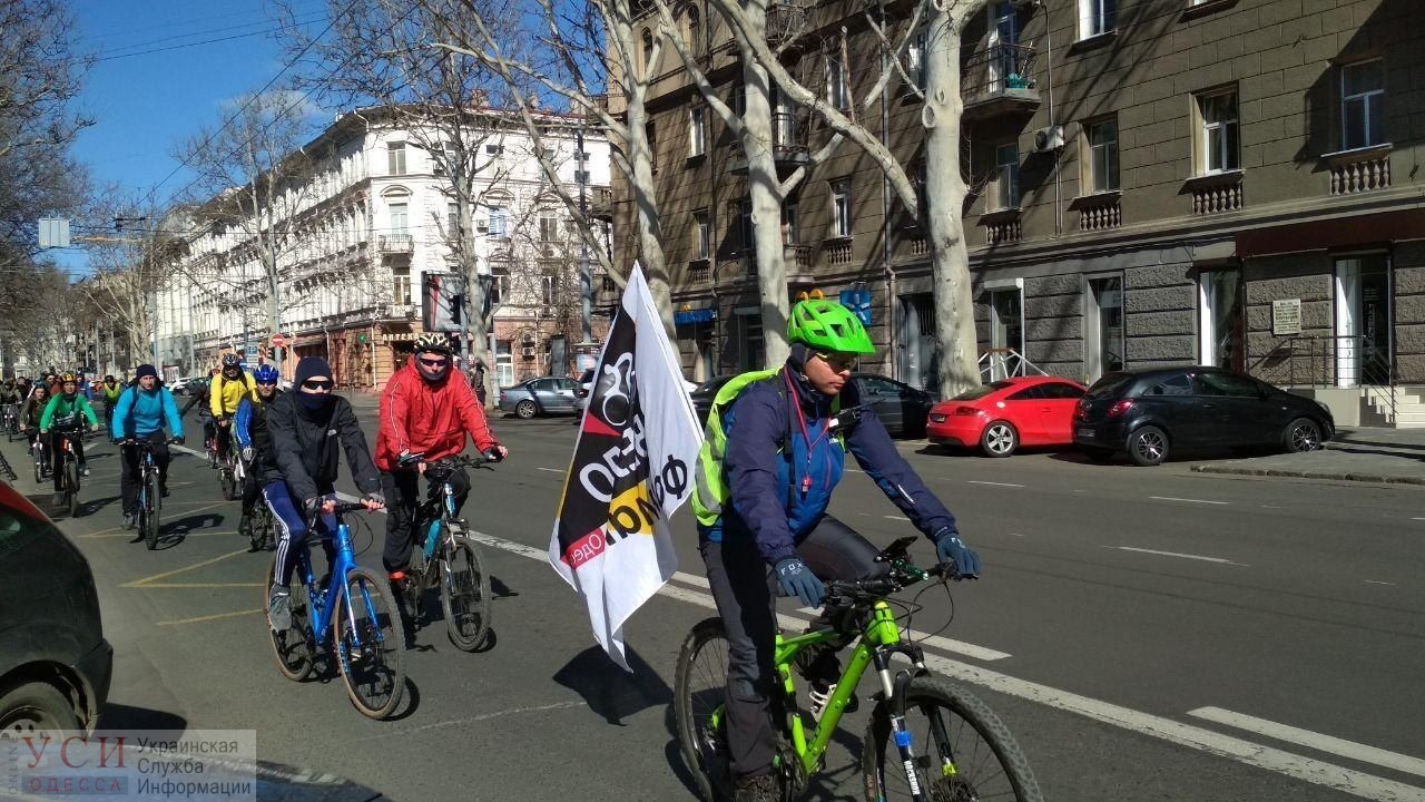 Велосипедисты в знак протеста проехались по Ришельевской: из-за выделенной полосы им теперь нет места (фото) «фото»