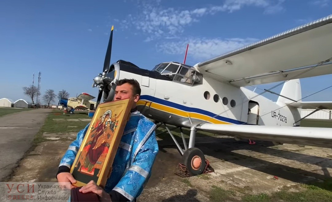 Крестоносцы неба: одесская епархия провела крестный ход на самолете (видео) «фото»