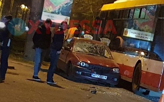 Серьезная авария на Адмиральском проспекте: легковушка влетела в троллейбус (видео) «фото»