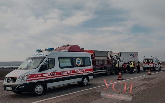 На Киевской трассе фура врезалась в машину ремонтников дороги: водителя из кабины доставали бойцы ГСЧС usionline.com На Киевской трассе фура врезалась в машину ремонтников дороги: водителя из кабины доставали бойцы ГСЧС «фото»