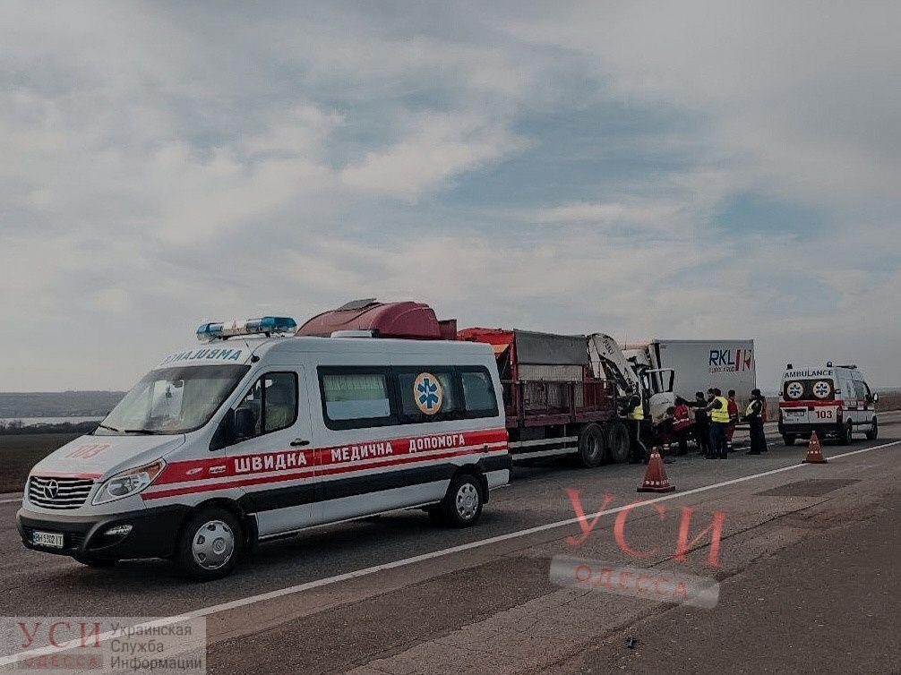 На Киевской трассе фура врезалась в машину ремонтников дороги: водителя из кабины доставали бойцы ГСЧС «фото»