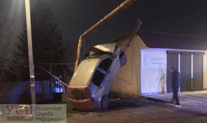 Под Одессой автомобиль взлетел и “припарковался” на гараже (фото) «фото»