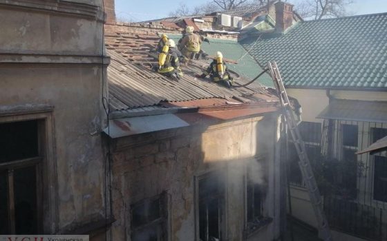 В центре Одессы произошел пожар: квартира и часть крыши дома уничтожены (фото) «фото»